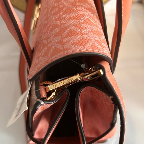 Michael Kors NWT medium flap satchel retails $558 - Picture 11 of 13